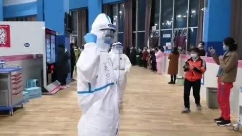 Y tá, bệnh nhân Covid-19 ở Vũ Hán đi catwalk để giải tỏa căng thẳng