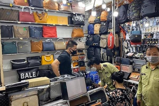 Tạm giữ 1.500 sản phẩm giả nhãn hiệu nổi tiếng ở chợ Bến Thành, Saigon Square