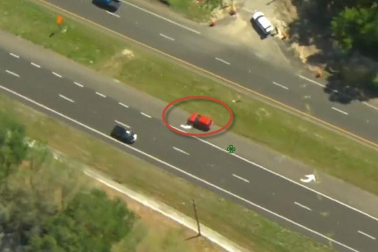 Clip kẻ trộm ô tô chạy ngược chiều trên cao tốc, cảnh sát dùng trực thăng truy bắt