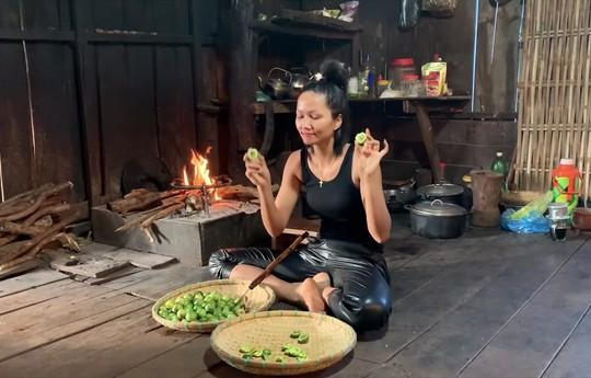 Hoa hậu 'quốc dân' H'Hen Niê chia sẻ những món ăn dân tộc giản dị nhưng lạ miệng