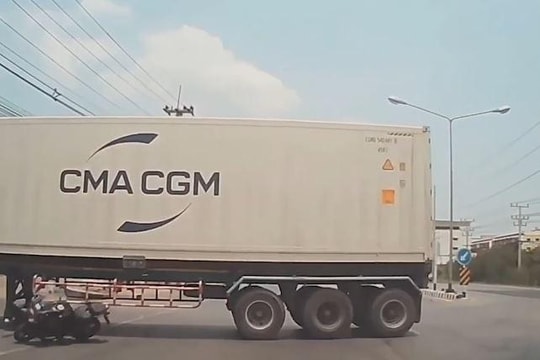 Tông vào bánh container, 2 người đi mô tô thoát chết trong gang tấc