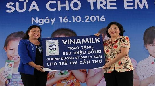 Vinamilk tiếp tục trao tặng sữa cho trẻ em tại Cần Thơ