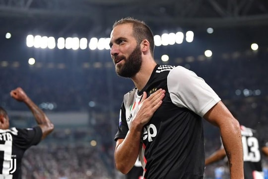 Lý do cảm động sau việc Higuain bị chỉ trích vì trốn cách ly ở Juventus