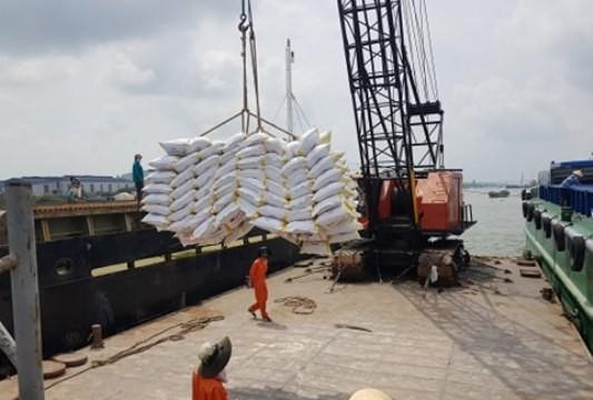 An Giang: Cảng Mỹ Thới còn gần 27.000 tấn gạo chưa bốc lên tàu