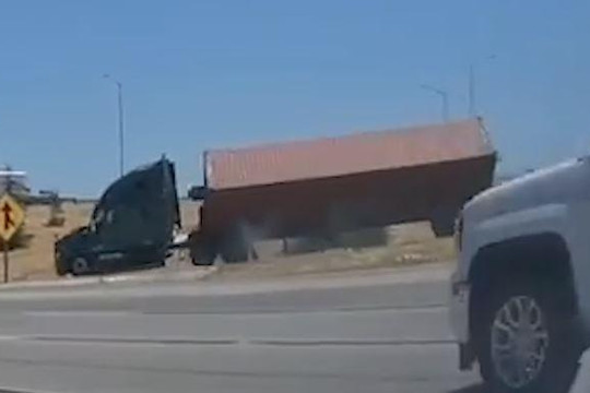 Clip xe container bất ngờ đổ sập khi rẽ xuống đường