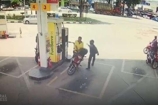 Tên cướp liều lĩnh giật dây chuyền khi tài xế đang đổ xăng