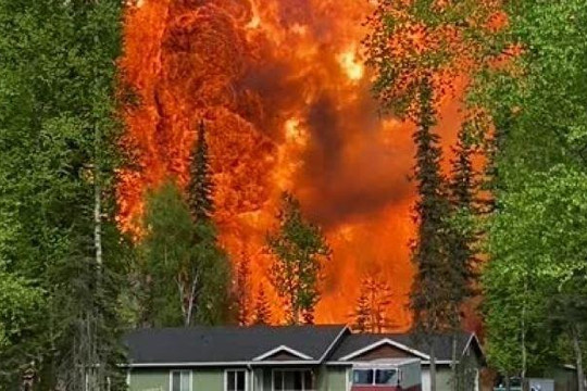 Clip ngôi nhà di động ở Mỹ bất ngờ bùng cháy dữ dội