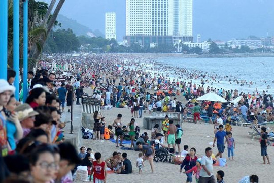 Bất chấp dịch bệnh, hàng nghìn người vẫn đổ về bãi biển Nha Trang