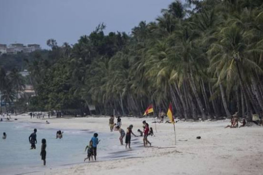 Philippines đóng cửa bãi biển vì khách Trung Quốc chôn tã bẩn xuống cát
