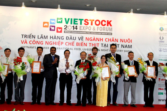 Vinamilk nhận giải thưởng Trang trại bò sữa xuất sắc nhất VN 2014