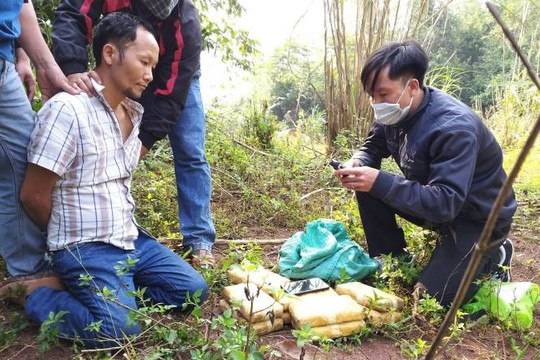 Quảng Bình: Bắt người đàn ông Lào vận chuyển 60.689 viên ma túy