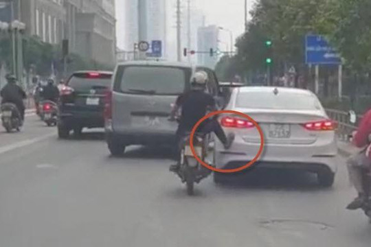 Clip chàng trai đi xe máy đẩy ô tô ở Hà Nội: Phạt thế nào với hành vi hiếm thấy?
