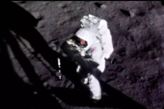 Phát hiện ảnh cận mặt Neil Armstrong khi vừa đặt chân lên mặt trăng