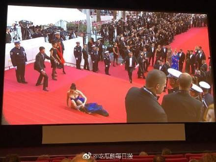 LHP Cannes 2018: Mỹ nhân Hoa ngữ bị nghi ngờ giả vờ té trên thảm đỏ để gây chú ý