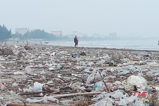 Chùm ảnh: Rác ngập ngụa ở bãi biển Đà Nẵng