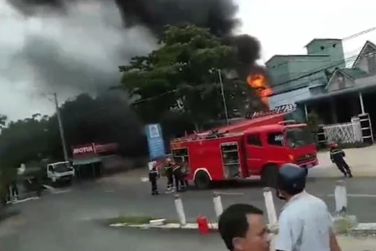 An Giang: Vào trạm xăng, xe bồn bốc cháy làm 1 người chết, 2 người bị thương nặng