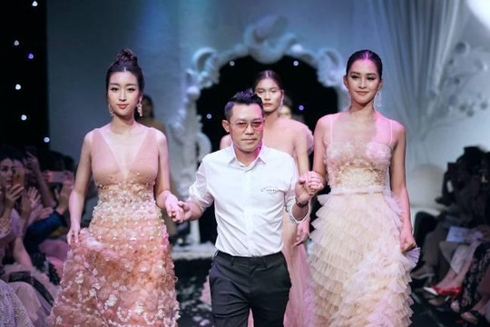 Đỗ Mỹ Linh, Tiểu Vy đọ sắc trong show diễn thời trang