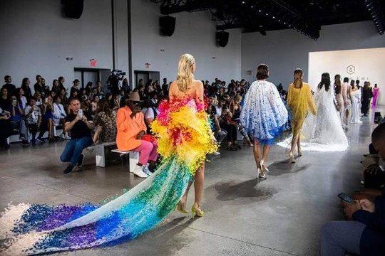 BST 'Đi nhặt hạt sương nghiêng' của NTK Công Trí gây ấn tượng tại Tuần lễ thời trang New York