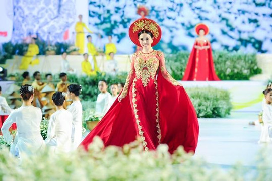 Lễ hội áo dài TP.HCM 2019: Châu Ngọc Bích làm vedette BST áo dài của Ngô Nhật Huy