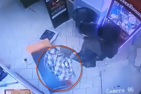 Clip đạo tặc cho nổ tung cây ATM, cướp hết tiền rồi bỏ trốn