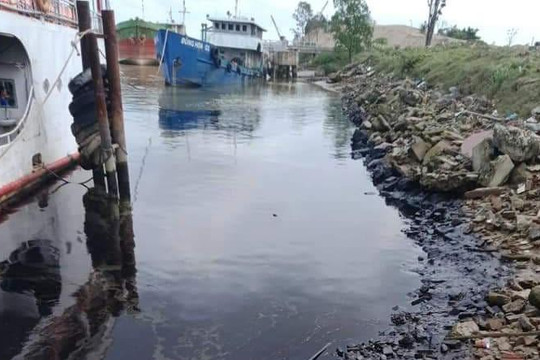 Truy tìm nguyên nhân vệt dầu loang đen kịt bên bờ sông Lam