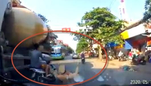 Clip CSGT Bắc Ninh bị xe máy tông vẫn đứng dậy quật ngã tổ lái vượt chốt
