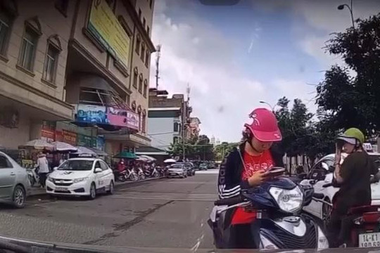 Clip cô gái dừng xe giữa đường nhắn tin, sửng cồ với tài xế ô tô khi bị nhắc