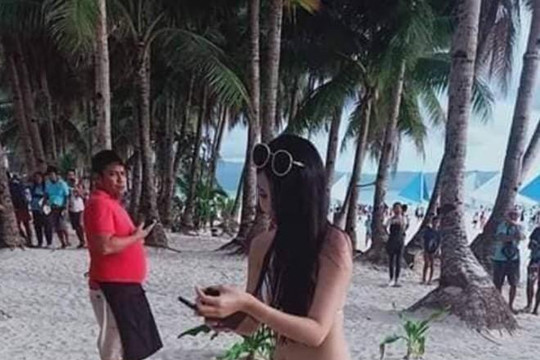 Mặc bikini như không mặc, nữ du khách Đài Loan bị phạt ở Boracay