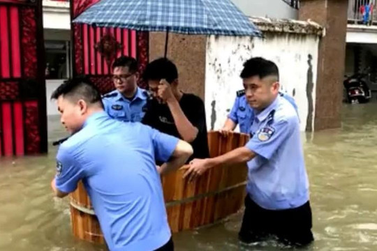 Clip cảnh sát đội mưa dùng xô đưa 12 học sinh qua đường ngập lụt đi thi đại học