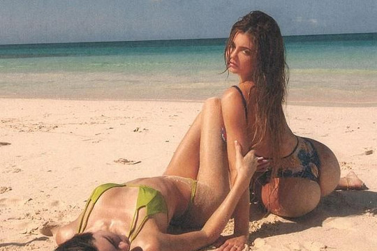 Chân dài thu nhập cao nhất thế giới khoe dáng bikini trên bãi biển, gây sốt mạng xã hội