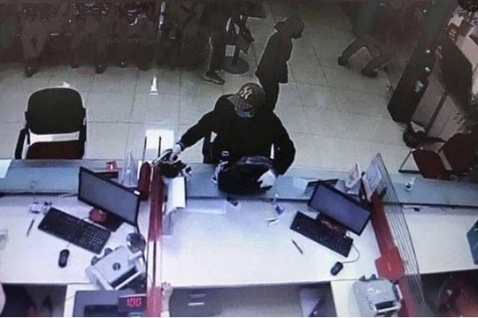Clip đạo tặc cầm vật giống súng xông vào cướp Techcombank ở Hà Nội