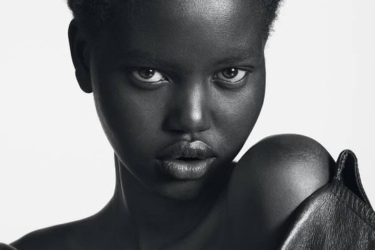 Siêu mẫu Adut Akech: Hành trình từ Nam Sudan đến Saint Laurent