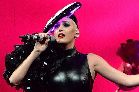 Sau Rihanna, đến lượt Katy Perry chọn thiết kế của Công Trí cho tour diễn