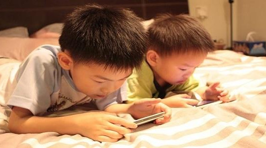 Trẻ em giao tiếp kém khi lệ thuộc vào công nghệ số