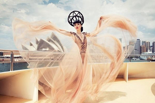 Jessica Minh Anh làm NTK mang thời trang Việt đến Paris