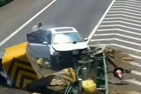 Nữ tài xế mất lái khiến ô tô đâm vào dải phân cách