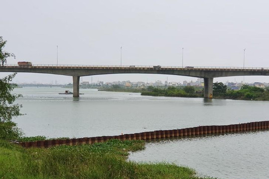 Đà Nẵng: Đắp 2 đập ngăn mặn trên sông Cẩm Lệ để ‘cứu’ nhà máy nước Cầu Đỏ