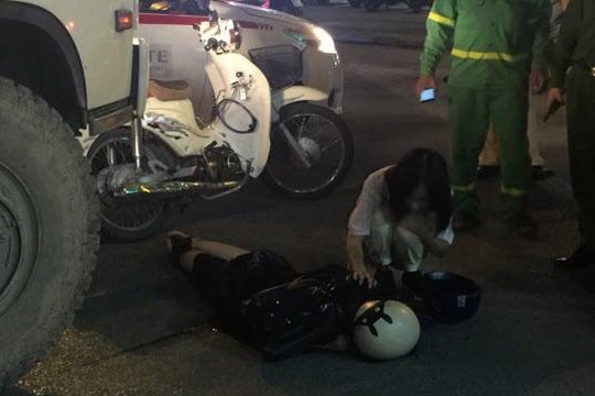 Clip xe môi trường tông 2 nữ sinh đi xe máy ở Hà Nội, cán nửa người 1 nạn nhân