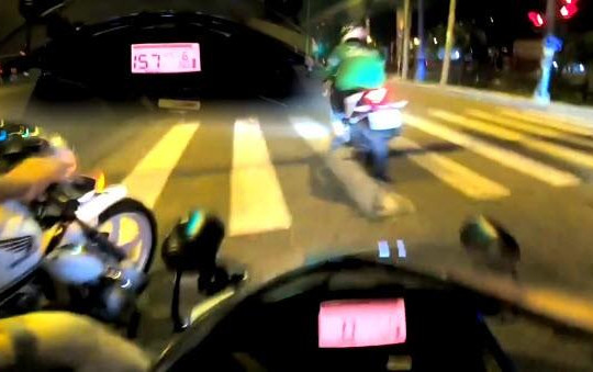 Clip CSGT tạt đầu, biker vượt đèn đỏ phóng mô mô 157km/h bỏ chạy: Phạt bao nhiêu?