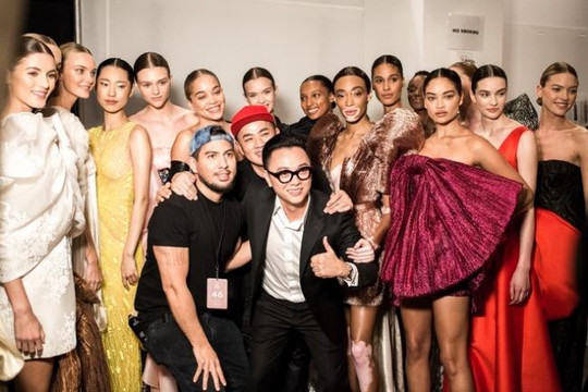 Dàn thiên thần Victoria's Secret xuất hiện trong show diễn của Công Trí tại New York Fashion Week