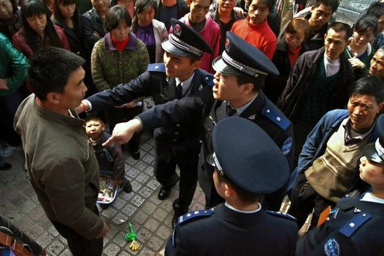 Khi nhân viên trật tự đô thị Trung Quốc bị chỉ trích là côn đồ