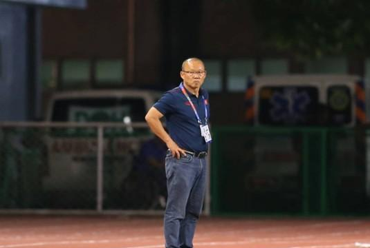 Hé lộ những phản ứng của HLV Park Hang-seo trong phòng thay đồ khi bị Indonesia dẫn bàn