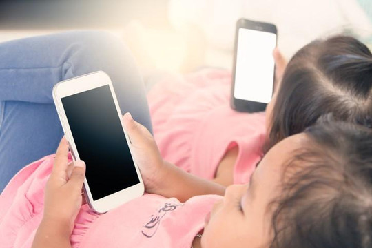 Trẻ dùng điện thoại tuổi nào là tốt nhất?