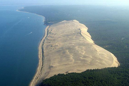 Cận cảnh cồn cát cao nhất châu Âu lấn chiếm đất liền