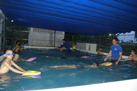 Bể bơi của học trò ngoại ô Đà Nẵng