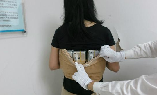 'Iron Girl' tại Trung Quốc buôn lậu 102 điện thoại iPhone