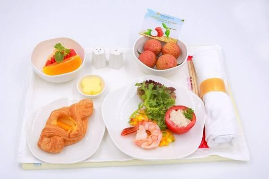 Vải thiều Lục Ngạn thơm ngon trên suất ăn của Vietnam Airlines