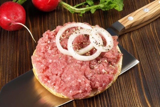 Thịt lợn sống băm nhuyễn, món ăn ‘kinh dị’ của người Đức