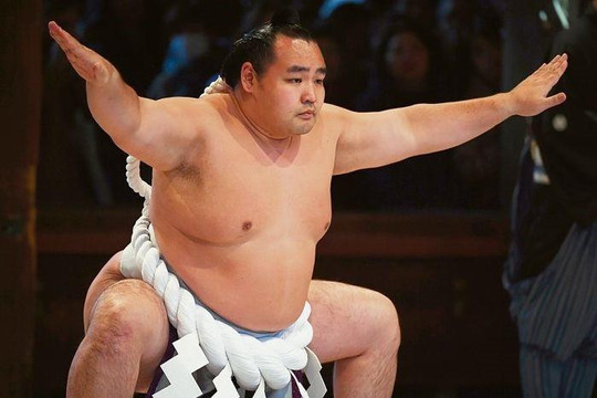 Võ sĩ sumo qua đời ở tuổi 28 vì nhiễm COVID-19