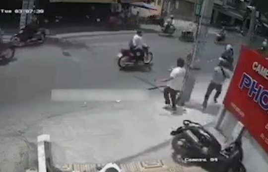 Bị chủ nhà đuổi bắt, tên trộm vứt xe máy bỏ chạy trối chết